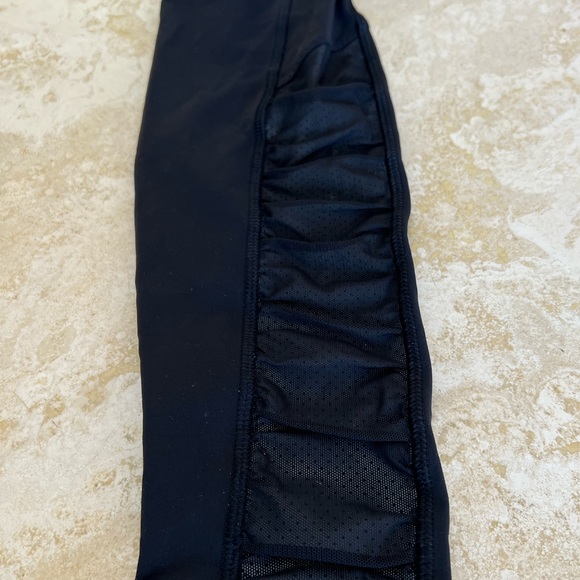 Lululemon Black Cargo Leggings- Size 6 - Picture 2 of 3